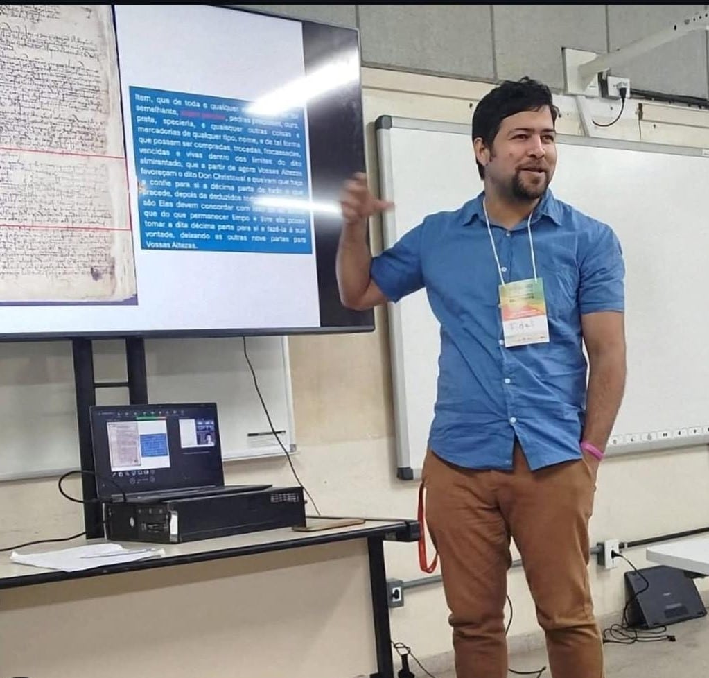 El antropólogo Fidel Rodríguez Velásquez presentando su proyecto