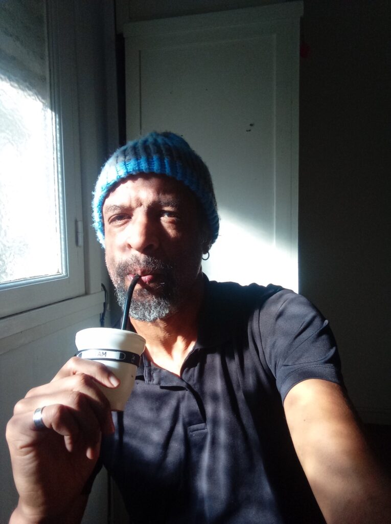 El actor en Buenos Aires disfrutando de un mate